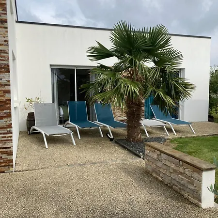 Maison Avec Piscine Couverte 別荘 Louannec